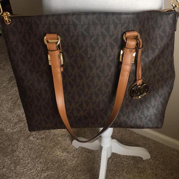 Michael Kors purse - Picture 2 of 7